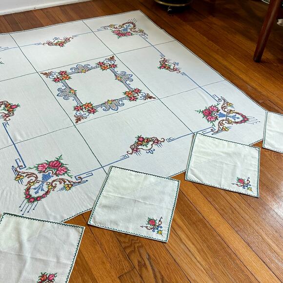 Vintage White Cotton Blend Embroidered Tablecloth with 4 Matching Napkins Floral - Picture 4 of 16